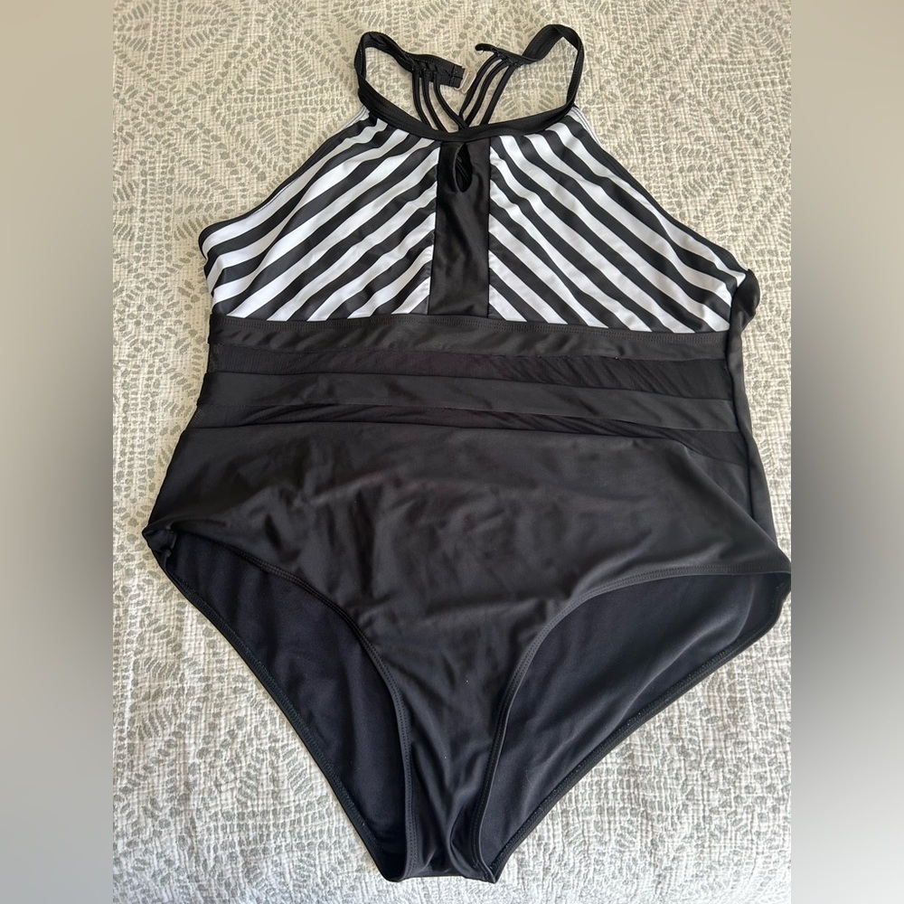 🖤🤍 Black & White Striped One-Piece Swimsuit - Picture 2 of 6